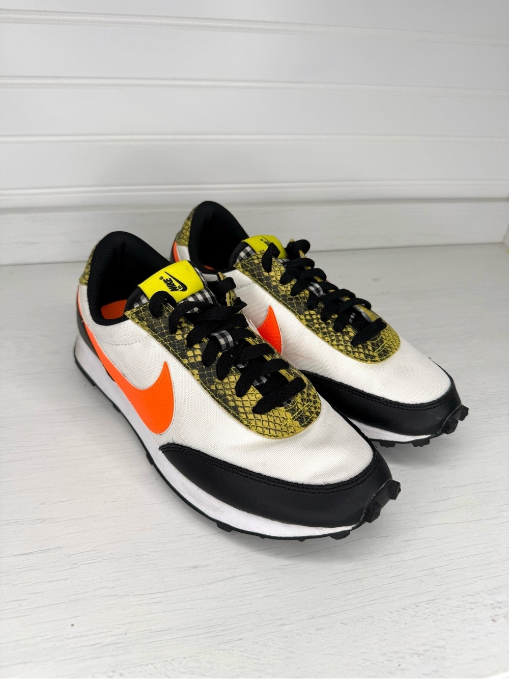 Nike Daybreak Snakeskin Sneakers White Total Orange Black CQ7620-001 Womens 7.5
